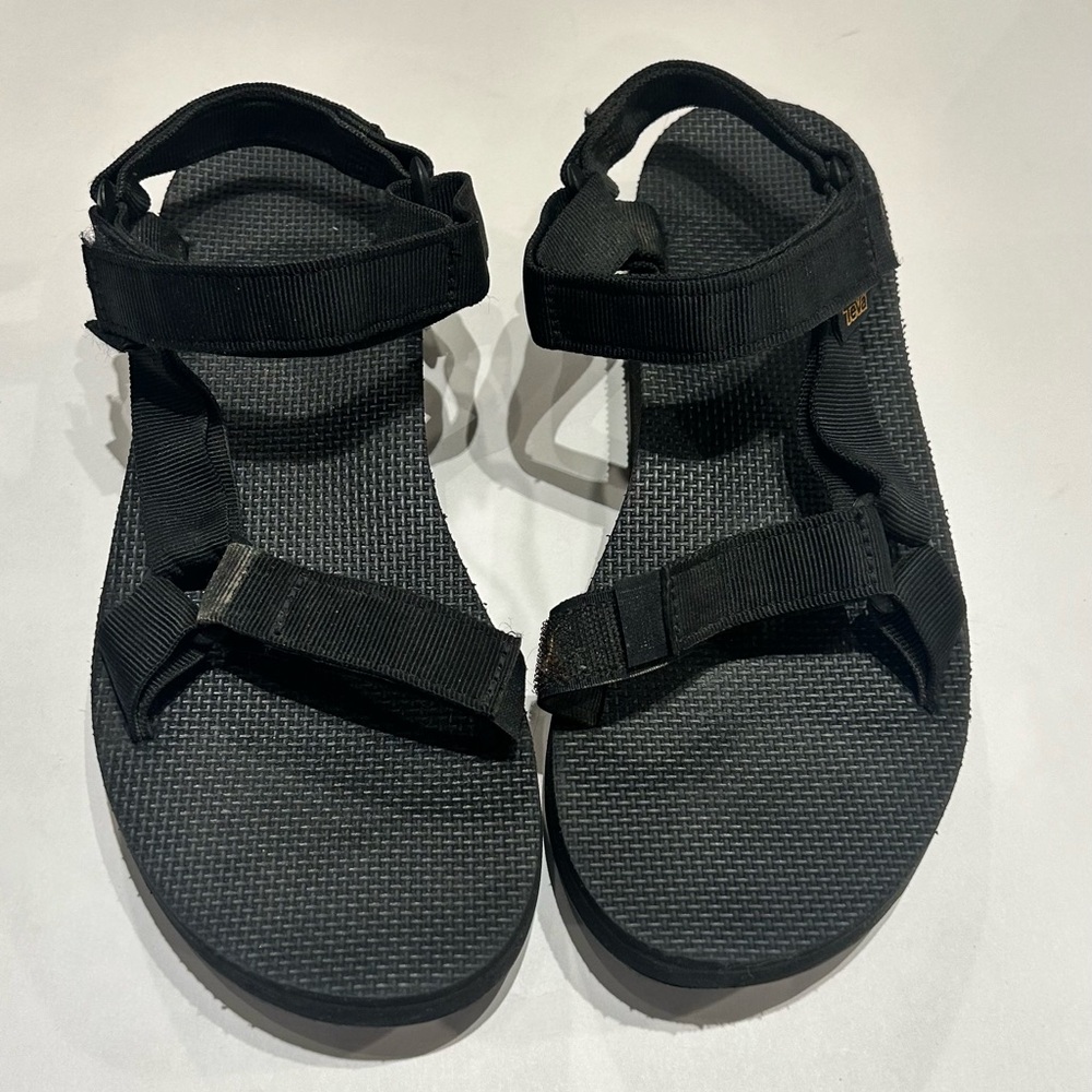 Women's Original Universal Sandal  size 9 black gently used